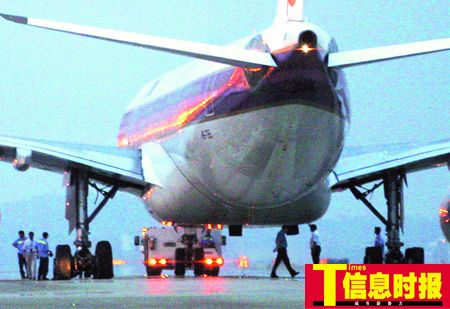 广州飞曼谷航班滑行时8个轮胎瘪了7个(图)
