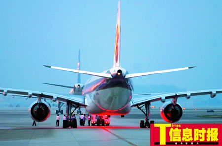 广州飞曼谷航班滑行时8个轮胎瘪了7个(图)