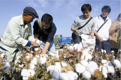 新疆高校组织学生拾棉花引发争议
